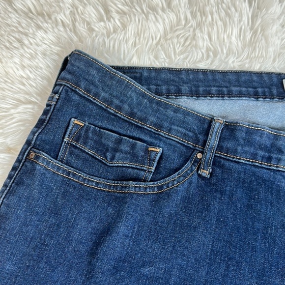 Levi’s Dark Blue Denim Cuffed Jean Shorts - Picture 2 of 10